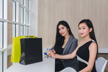 Alışveriş için alışverişe çıkan Asyalı kızların portresi.