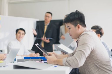 Bir grup Asyalı iş adamı işlerini tartışıyorlar. portre