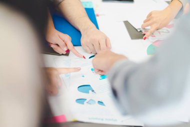 Bir grup Asyalı iş adamı işlerini tartışıyorlar. Tüm insanlar.