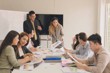 Bir grup Asyalı iş adamı tartışıyor. Başkan ve...