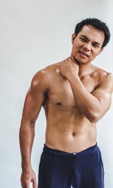 Beyaz sırt egzersizi yüzünden boynunda kas hasarı olan Asyalı bir adam.