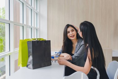 Alışveriş için alışverişe çıkan Asyalı kızların portresi.