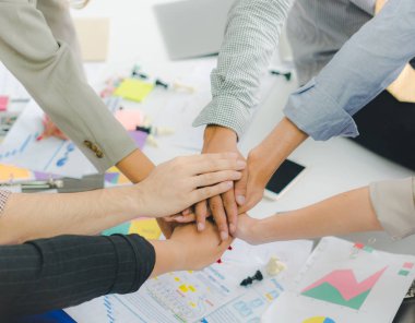 Bir grup Asyalı iş adamı işlerini tartışıyorlar. Herkes