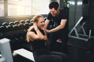 Güzel bir kadın egzersiz ve spor yapıyor. Antrenör veriyor.