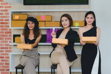 Asyalı kızın portresi kredi kartıyla alınmış. Bir alışveriş kutusu al..