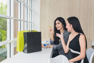 Alışveriş için alışverişe çıkan Asyalı kızların portresi.