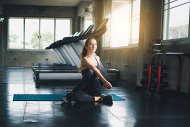 Güzel bir sporcu bir takım elbise giydi. Bir kas üzerinde gerinme