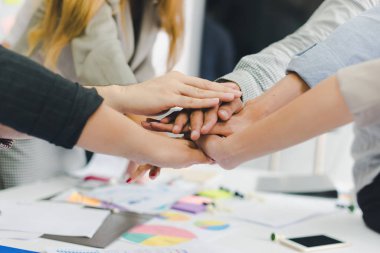 Bir grup Asyalı iş adamı işlerini tartışıyorlar. Herkes