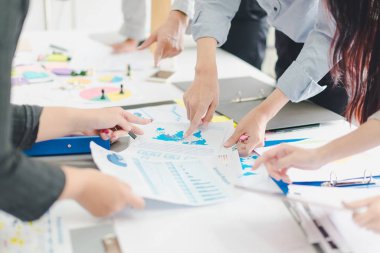 Bir grup Asyalı iş adamı işlerini tartışıyorlar. Tüm insanlar.