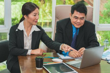 Yöneticiler ve sekreterler ofiste iş konuşuyorlar..