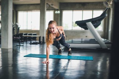 Güzel bir sporcu bir takım elbise giydi. Bir kas üzerinde gerinme