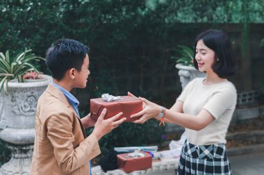 Sevgililer Günü 'nde sevgilisini hediye etmeye hazırlanan kız arkadaş.