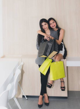 Alışveriş için alışverişe çıkan Asyalı kızların portresi.