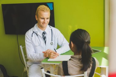 Doktor hasta çocuğu muayene ediyor.