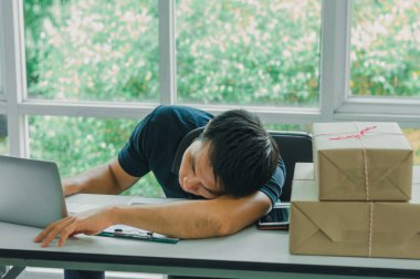 Postacı uykuya daldı ve bir posta kutusu hazırlıyor.