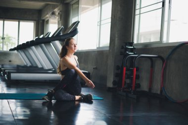 Güzel bir sporcu bir takım elbise giydi. Bir kas üzerinde gerinme