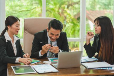 Yöneticiler ve çalışanlar iş yerinde iş konuşuyorlar.