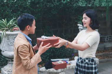 Sevgililer Günü 'nde sevgilisini hediye etmeye hazırlanan kız arkadaş.