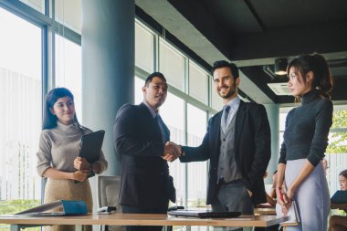 Yöneticiler ve sekreterler başarılı bir otobüs sonrasında el ele tutuşuyorlar