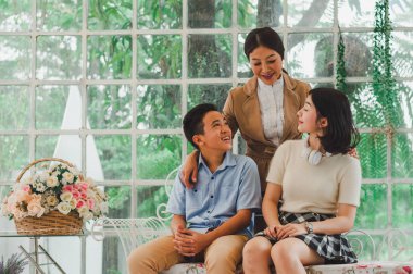 Anne ve çocuğun mutlu anları oynuyor ve sarılıyor.