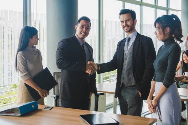 Yöneticiler ve sekreterler başarılı bir otobüs sonrasında el ele tutuşuyorlar