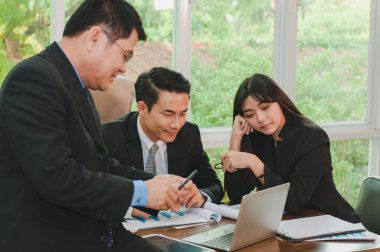 Yöneticiler ve çalışanlar iş yerinde iş konuşuyorlar.