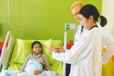 Doktor hastanın incelenmesi.