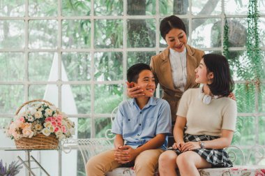 Anne ve çocuğun mutlu anları oynuyor ve sarılıyor.