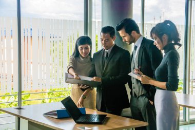 Executives and secretaries are discussing about the job informat