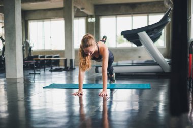 Güzel bir sporcu bir takım elbise giydi. Bir kas üzerinde gerinme