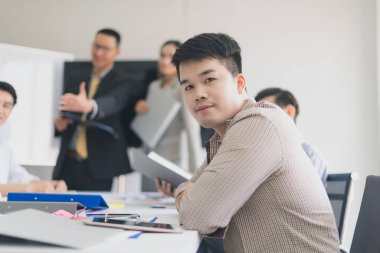 Bir grup Asyalı iş adamı işlerini tartışıyorlar. portre