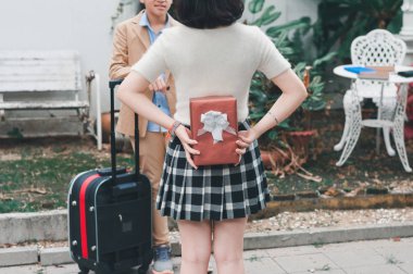 Sevgililer Günü 'nde sevgilisini hediye etmeye hazırlanan kız arkadaş.