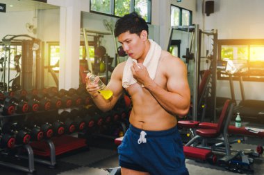 Asyalı adam spor salonunda kas egzersizi yapıyor. Ve Asyalı yakışıklı bir müzisyen.