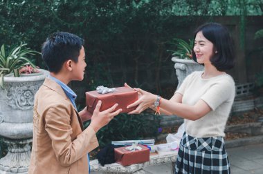 Sevgililer Günü 'nde sevgilisini hediye etmeye hazırlanan kız arkadaş.