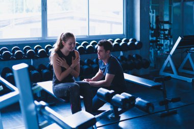 Güzel bir kadın egzersiz ve spor yapıyor. Antrenör veriyor.