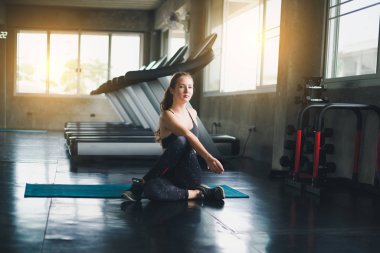 Güzel bir sporcu bir takım elbise giydi. Bir kas üzerinde gerinme