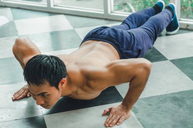 Güzel kaslı Asyalı erkekler şınav çekiyorlar.