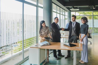 Yöneticiler ve sekreterler başarılı bir otobüs sonrasında el ele tutuşuyorlar