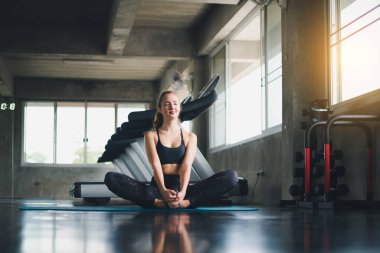 Güzel bir sporcu bir takım elbise giydi. Bir kas üzerinde gerinme