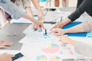 Bir grup Asyalı iş adamı işlerini tartışıyorlar. Tüm insanlar.