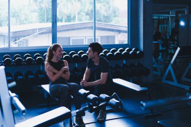 Güzel bir kadın egzersiz ve spor yapıyor. Antrenör veriyor.