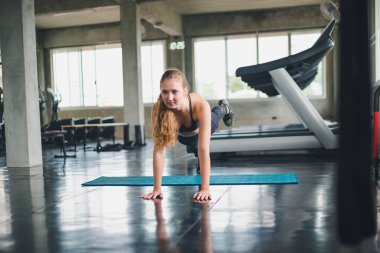 Güzel bir sporcu bir takım elbise giydi. Bir kas üzerinde gerinme
