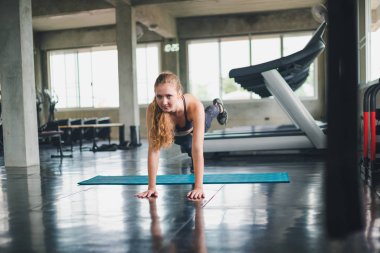 Güzel bir sporcu bir takım elbise giydi. Bir kas üzerinde gerinme