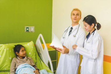 Doktor hastanın incelenmesi.