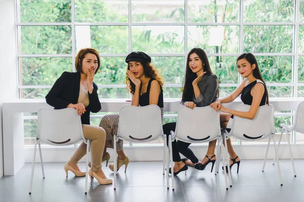 Potret pengusaha Asia duduk di kursi putih dan tersenyum i — Stok Foto