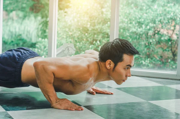 Güzel kaslı Asyalı erkekler şınav çekiyorlar.