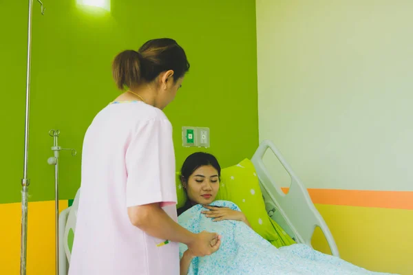 Perawat Mengunjungi Dan Memeriksa Pasien — Stok Foto
