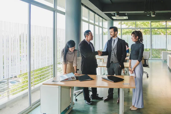 Yöneticiler ve sekreterler başarılı bir otobüs sonrasında el ele tutuşuyorlar