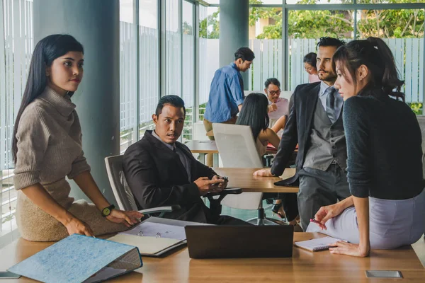 Dirigenti e segretari stanno discutendo del lavoro informat — Foto Stock