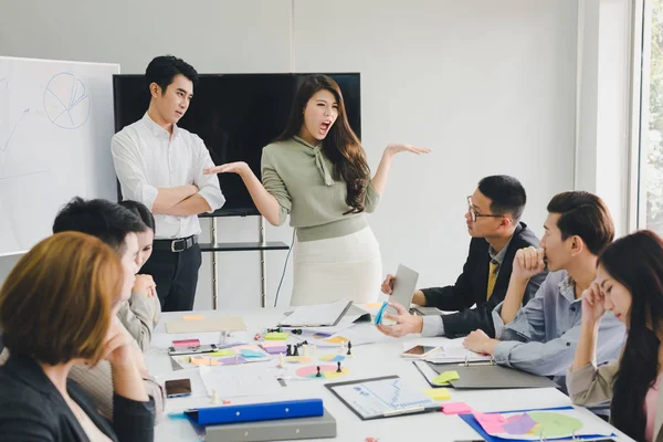 Um grupo de empresários asiáticos está discutindo. Os empregados são prese — Fotografia de Stock